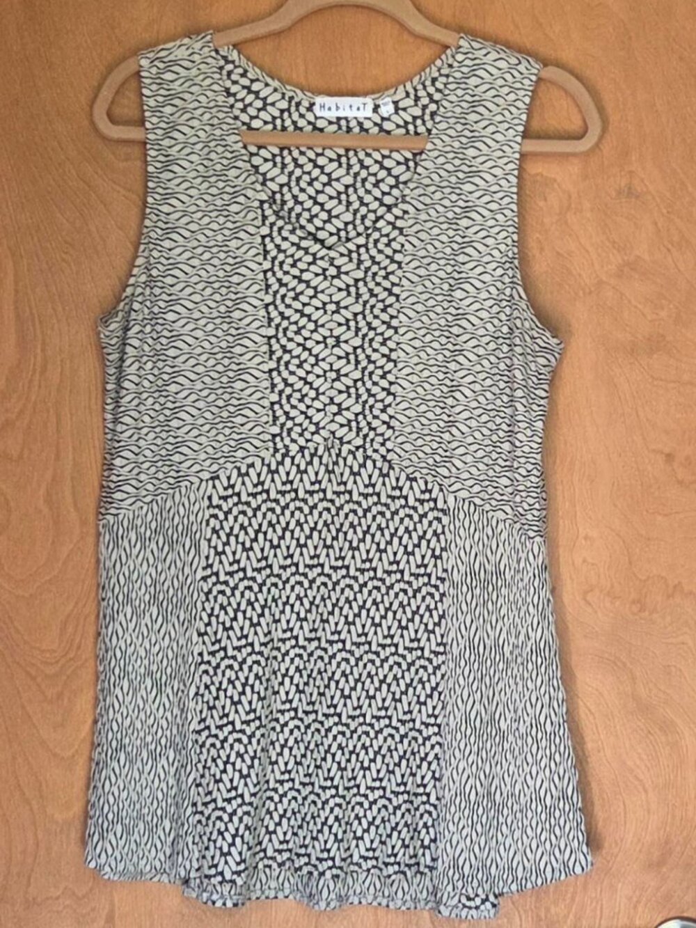 Women’s Habitat Brand Beige and Black Sleeveless Scoop Neck Tunic Top